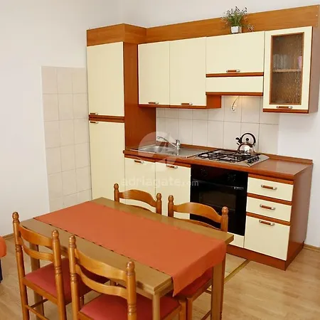 Ante Apartment *