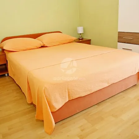 Ante Apartment *